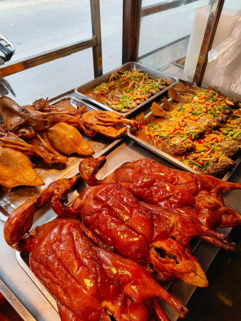 传统美食的魅力：猪头肉在各地餐桌上的身影